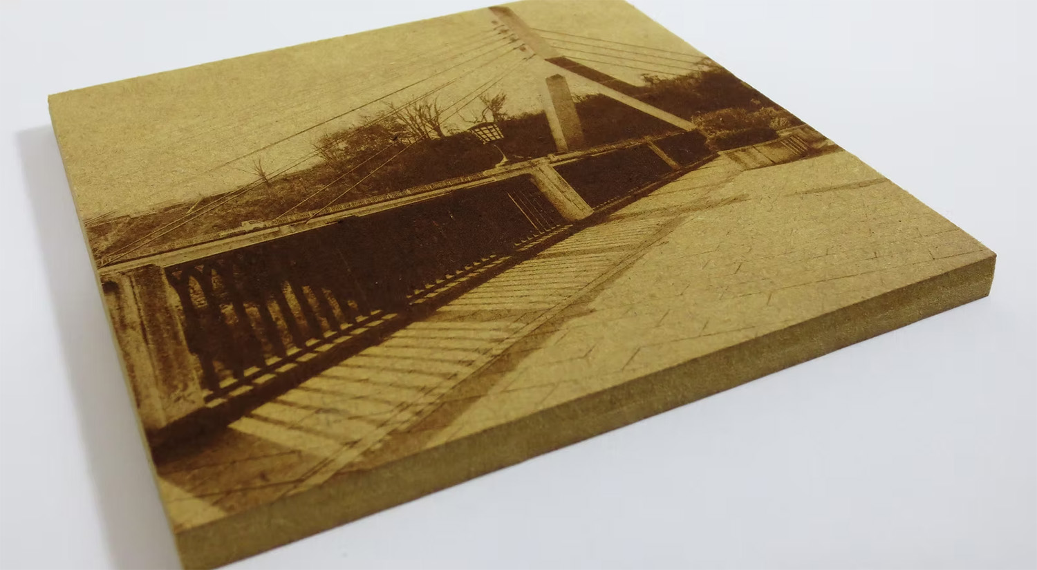 写真彫刻を施した木材のクローズアップ