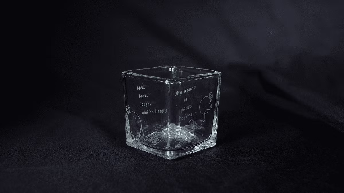 完成したガラス瓶彫刻